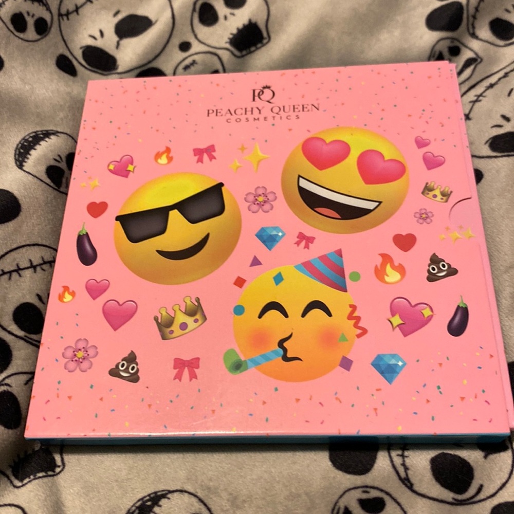 Peachy Queen Emoji Eyeshadow Palette NIB